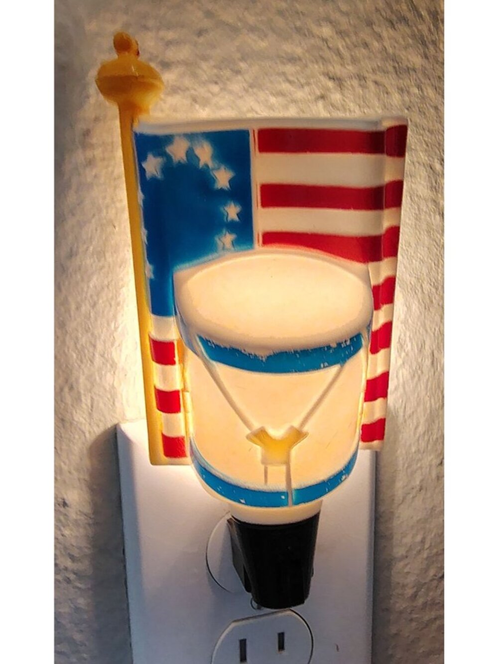 Vintage General Electric 1976 Night Light, American Flag, Drum Hong Kong Plug In